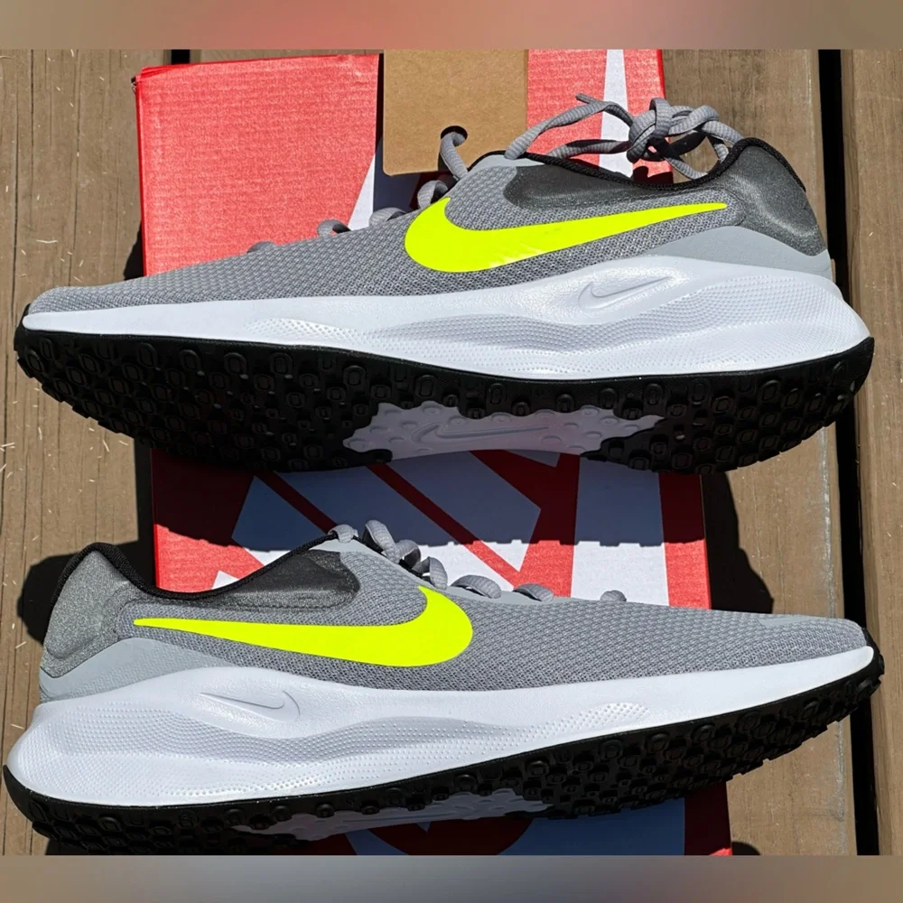 NEW Nike Revolution 7 Reflecting Casual Sneaker - US Size Mens 10.5 | Womens 12